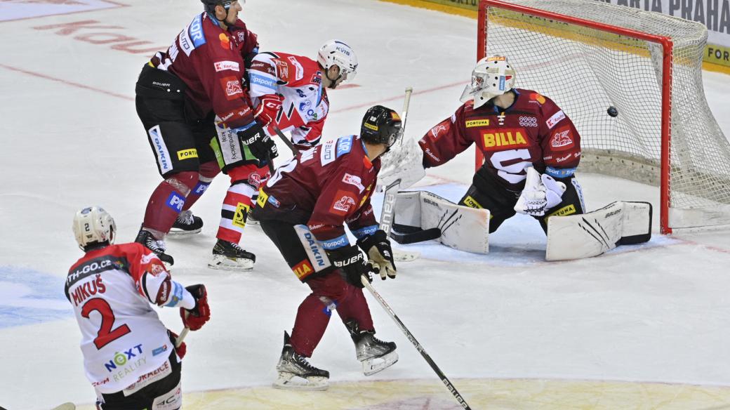 Hokejisté Sparty inkasují v zápase s Pardubicemi