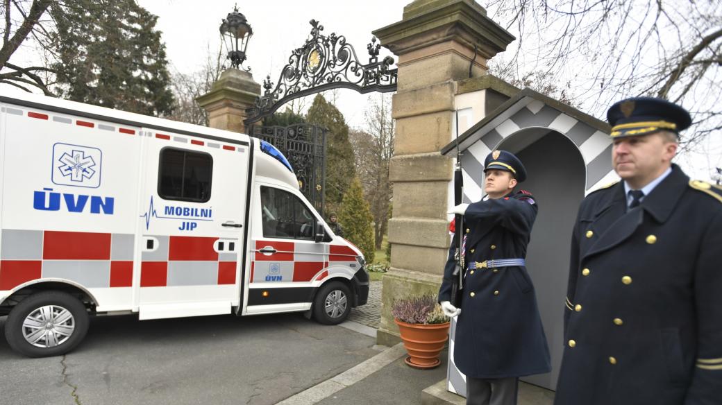 Prezident Miloš Zeman přijíždí sanitkou 25. listopadu na zámek v Lánech po propuštění z Ústřední vojenské nemocnice