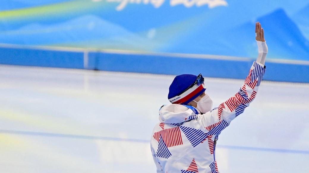 Mávající rychlobruslařka Martina Sáblíková před olympijským závodem v Pekingu