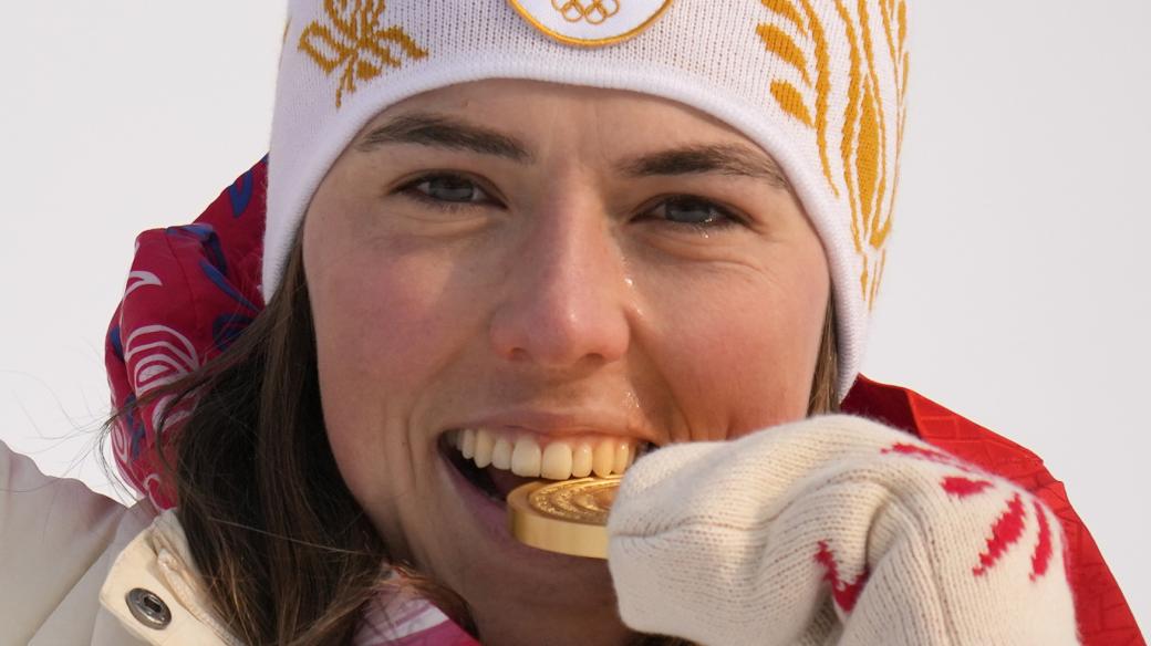 Šampionka Petra Vlhová se zlatou olympijskou medailí, kterou získala po skvělé druhé jízdě v Pekingu