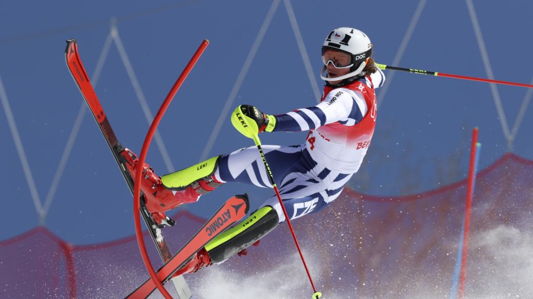 Sjezdař Jan Zabystřan při pádu ve slalomu