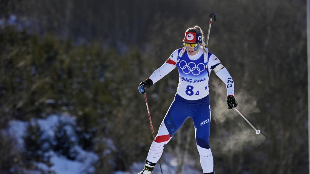 Biatlonistka Lucie Charvátová ve štafetovém závodě olympijských her v Pekingu