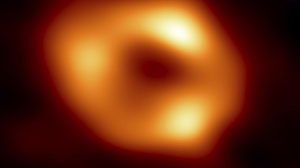 Astronomové zveřejnili první snímek obří černé díry Sagittarius A*, která se nachází v centru galaxie Mléčná dráha