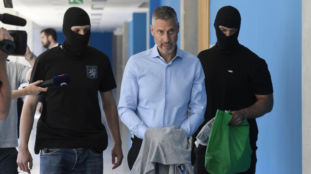 Policisté odvádějí 17. června lobbistu Michala Redla u soudu, který rozhodoval o vazbě