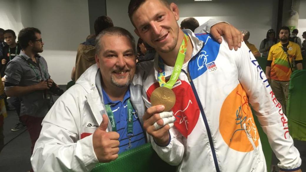Lukáš Krpálek se zlatou olympijskou medailí spolu s reportérem Radiožurnálu Petrem Kadeřábkem