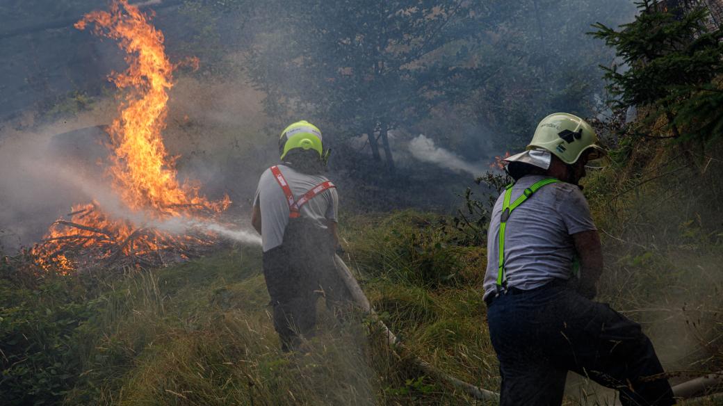 Hasiči se snaží dostat pod kontrolu požár v Hřensku