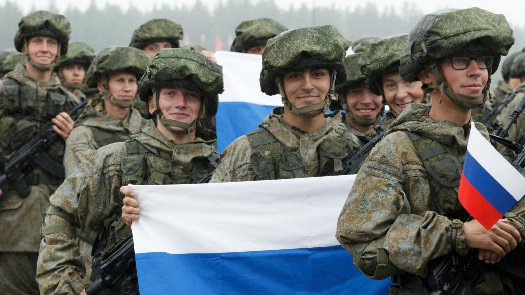 Příslušníci ruské armády se účastní slavnostního zahájení vojenského cvičení Západ 2021