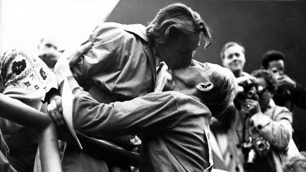 Polibek manželů Zátopkových na letní olympiádě v Helsinkách v roce 1952 poté, co Emil Zátopek získal zlato za maraton