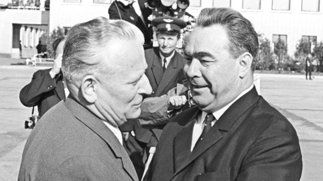 Antonín Novotný (vlevo) a Leonid Brežněv