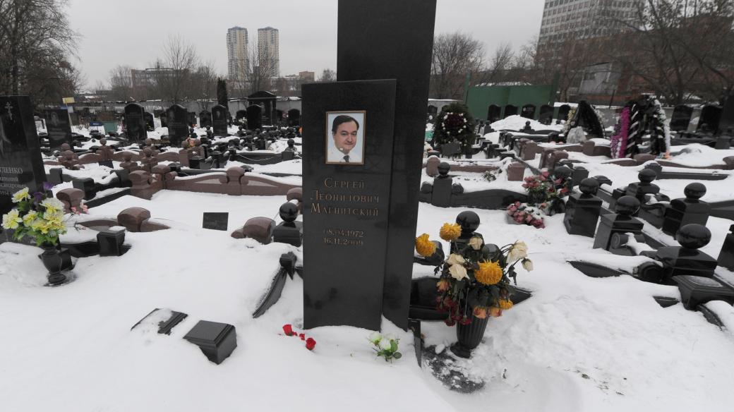 Hrob Sergeje Magnitského na moskevském hřbitově.