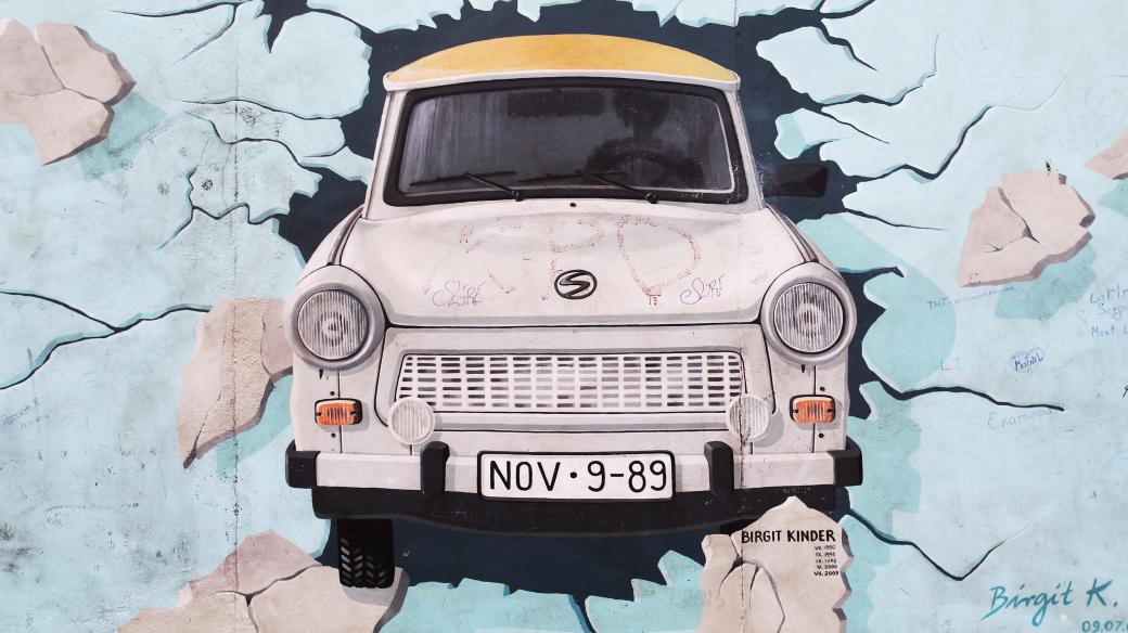 Legendární trabant z NDR vyobrazený na Berlínské zdi