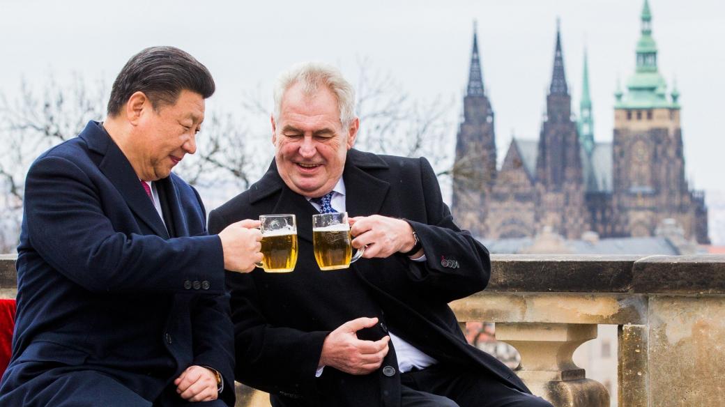 Český prezident Miloš Zeman s čínským prezidentem Si Ťin-pchingem při setkání v Praze