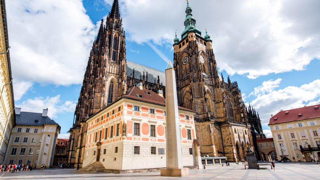 Dominantou třetího nádvoří Pražského hradu je katedrála svatého Víta
