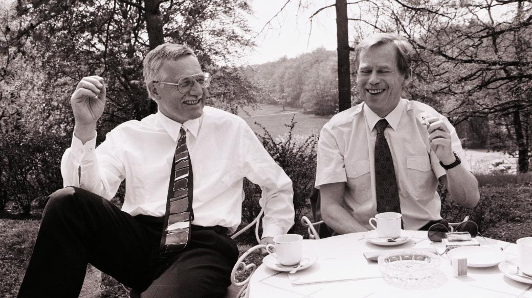 Ještě ve shodě. Premiér Václav Klaus (vlevo) a prezident Václav Havel během zasedání vlády na zámku v Kolodějích (28. září 1993)
