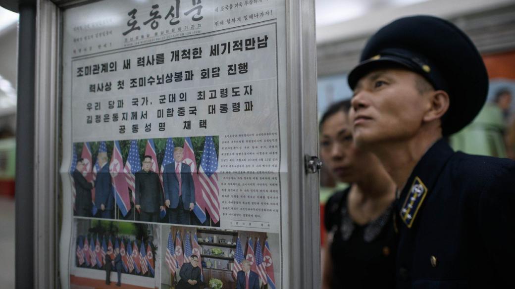 Průvodčí pchjongjangského metra jako jeden z obyvatel hlavního města KLDR, kteří si ve vestibulu metra pročítají stránky státních novin Rodong Sinmun. Donald Trump přijal Kim Čong-unovo pozvání k návštěvě Pchjongjangu, píše list ve svém vydání ze 13. červ