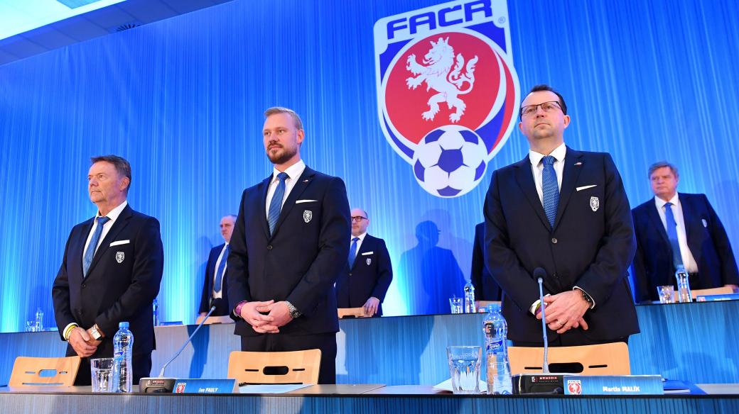 Mimořádná valná hromada fotbalové asociace v únoru 2019 (zleva): místopředseda Roman Berbr, generální sekretář Jan Pauly a předseda Martin Malík.
