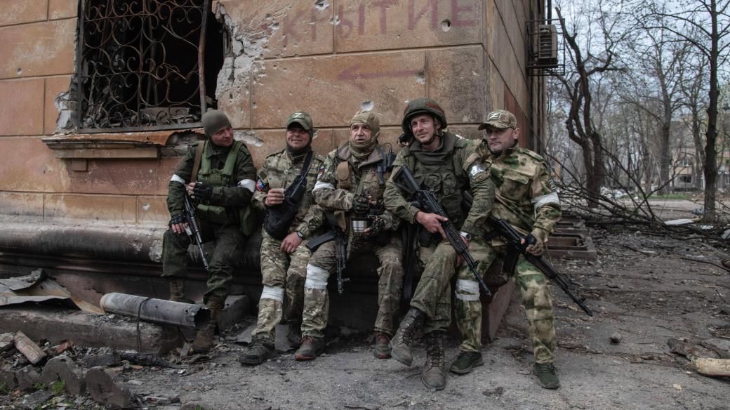 Ruští vojáci v dobytém Mariupolu