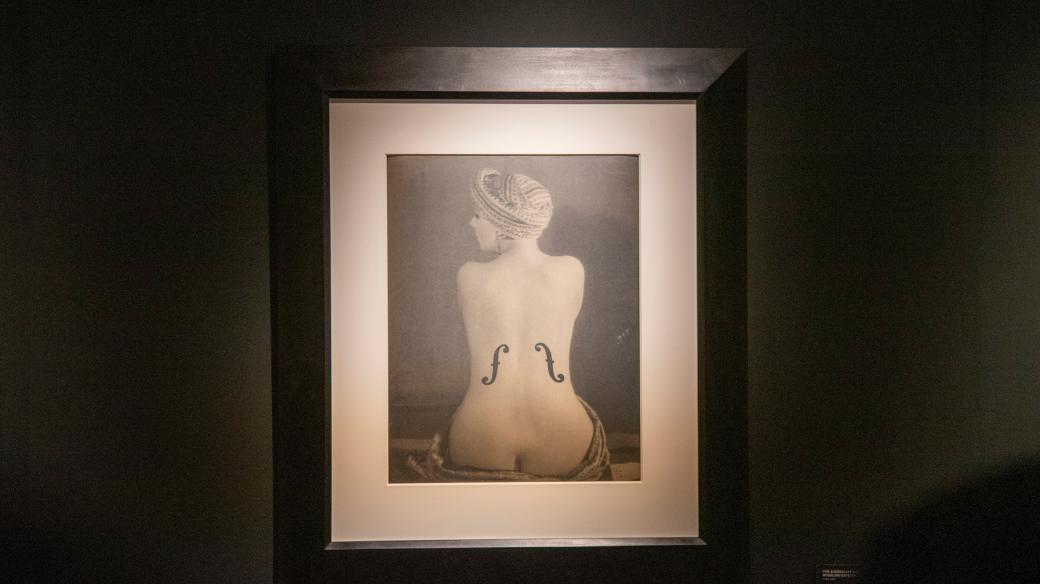 Snímek Le Violon d'Ingres od amerického fotografa, který si říkal Man Ray, se stal nejdražší fotografií na světě. Aukční dům Christie's ho prodal za skoro 300 milionů korun