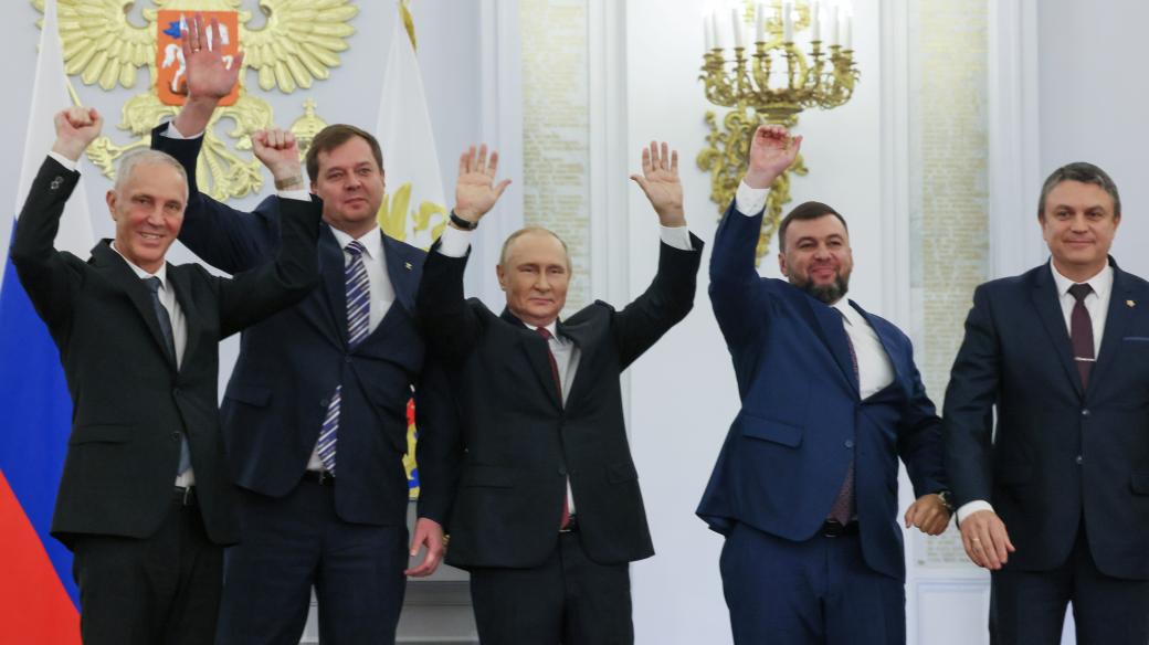Putin a proruští vůdci ukrajinských regionů se po podpisu dokumentů chytili za ruce a skandovali „Rusko“