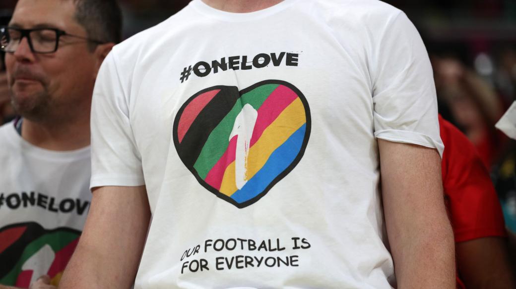 Od začátku druhého kola už mohou fanoušci pomocí symbolu kampaně OneLove vyjádřit podporu LGBTQ+ komunitě.