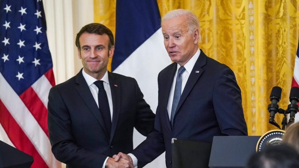 Prezident Francie Emmanuel Macron (vlevo) a jeho americký protějšek Joe Biden (vpravo) se setkali v Bílém domě