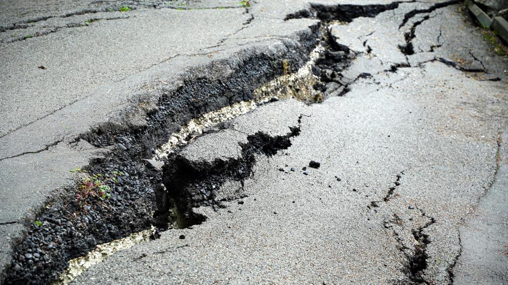 Zemětřesení, trhlina, silnice (ilustrační foto)