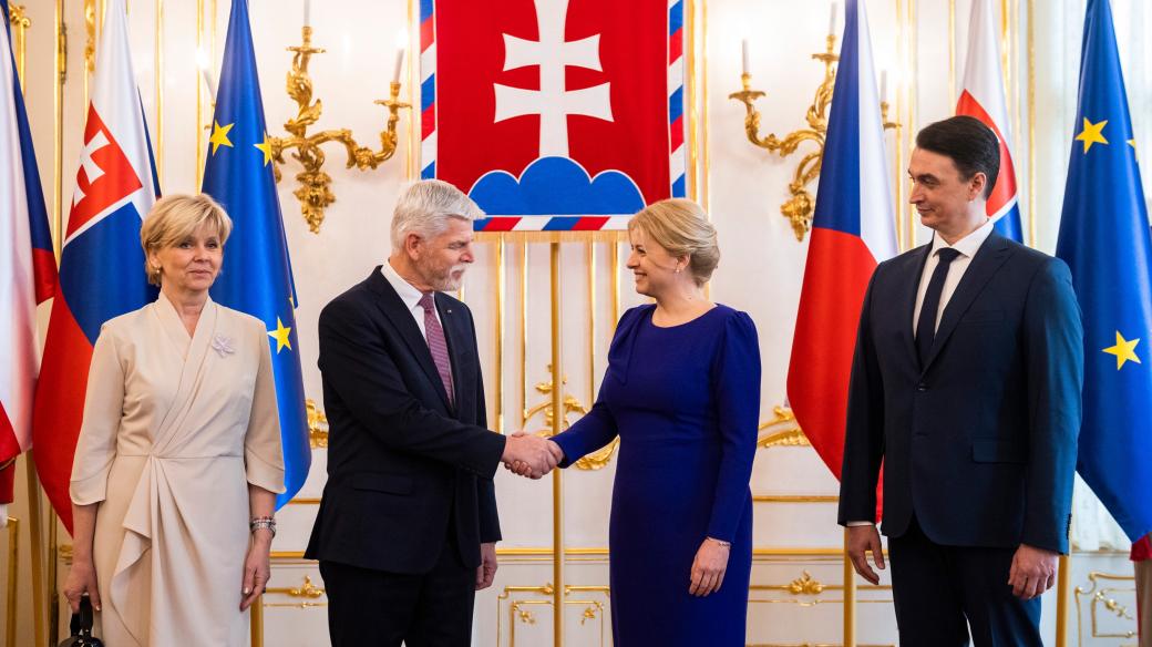 Český prezidentský pár Petr Pavel s manželkou Evou a slovenská prezidentka Zuzana Čaputová s Jurajem Rizmanem