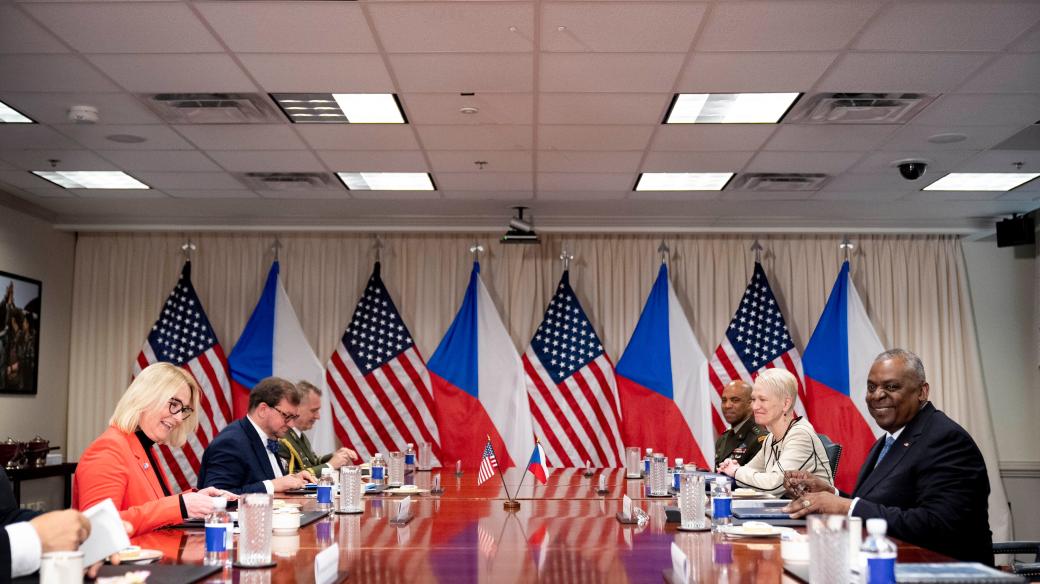 Jana Černochová a Lloyd Austin podepsali smlouvu o obranné spolupráci Česka a Spojených států