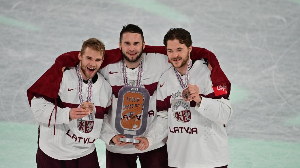 Hokejisté Lotyšska pózují s bronzovými medailemi z mistrovství světa 2023