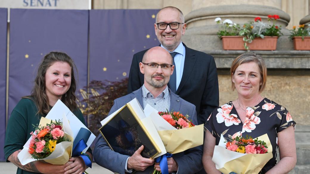 Vyhlášení vítězů soutěže Global Teacher Prize, zleva učitelé Tereza Vítková, Roman Göttlicher, ministr školství Mikuláš Bek (v pozadí) a Markéta Mylková