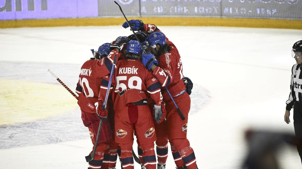 Čeští hokejisté slaví výhru nad Švýcarskem