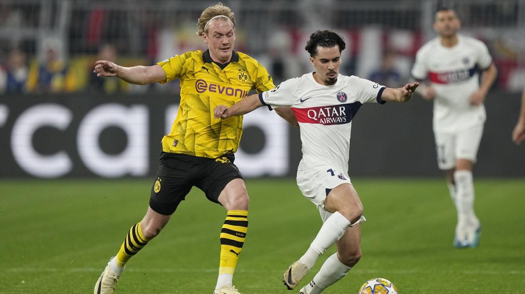 Julian Brandt z Dortmundu a Vitinha z PSG ve vzájemném souboji