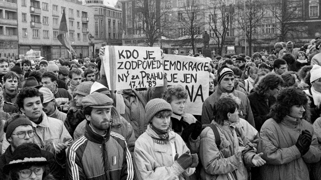 Informace o 17. listopadu dorazily do Ostravy později, ale lidé začali
spontánně plnit náměstí s názvem Lidových milic