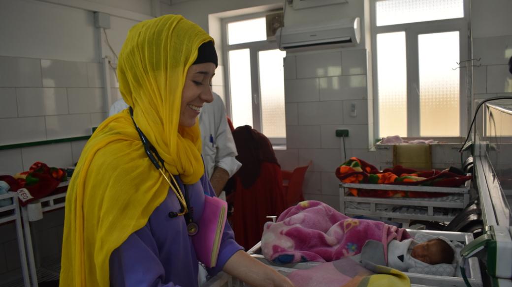 Zdravotní sestřička prohlíží novorozeně v porodnici v Chóstu