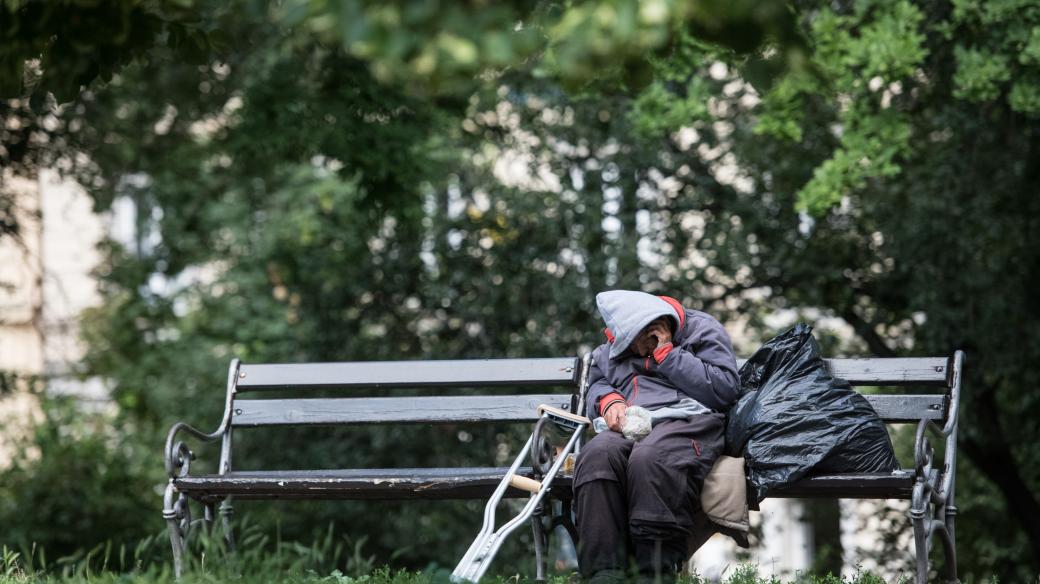 bezdomovec na Hlavním nádraží.