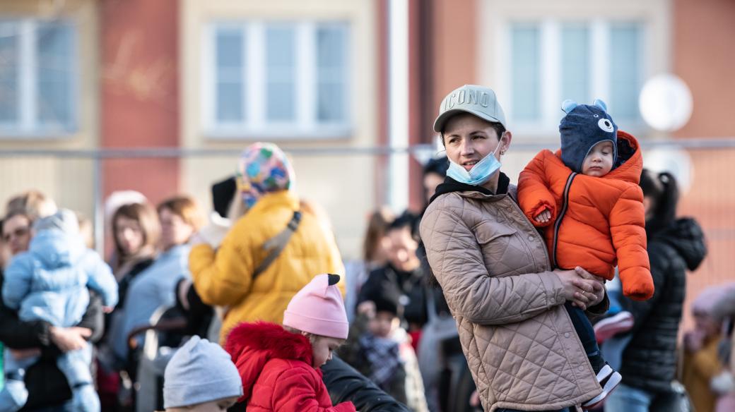 Ukrajinští uprchlíci čekají před dislokovanou pobočkou úřadu práce v Pražské tržnici v Holešovicích.