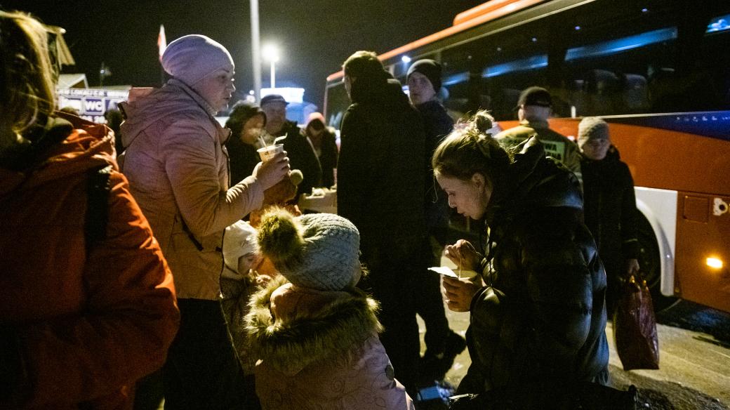Za hranicí se uprchlíci mohou najíst a autobusy jsou sváženi do dalšího uprchlického místa na okraji města Přemyśl.