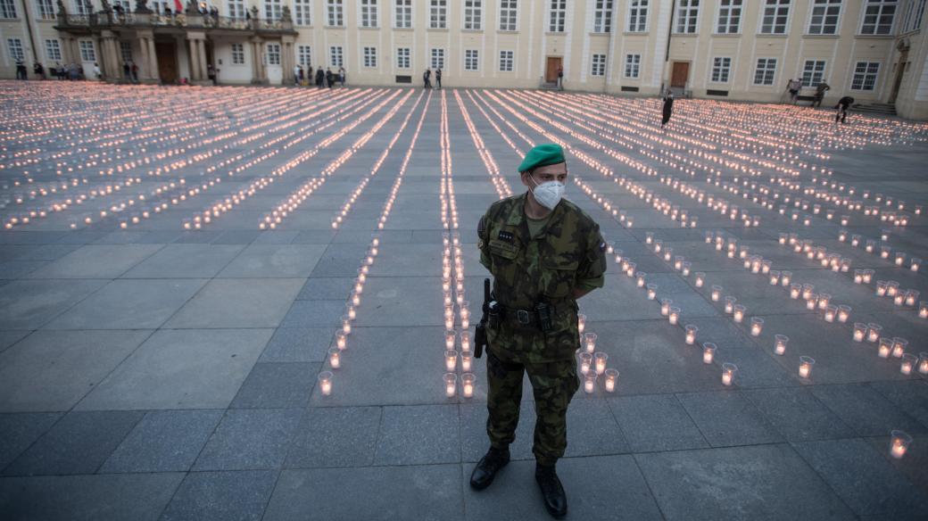 Na nádvořích Pražského hradu v pondělí hořely svíčky za oběti pandemie koronaviru