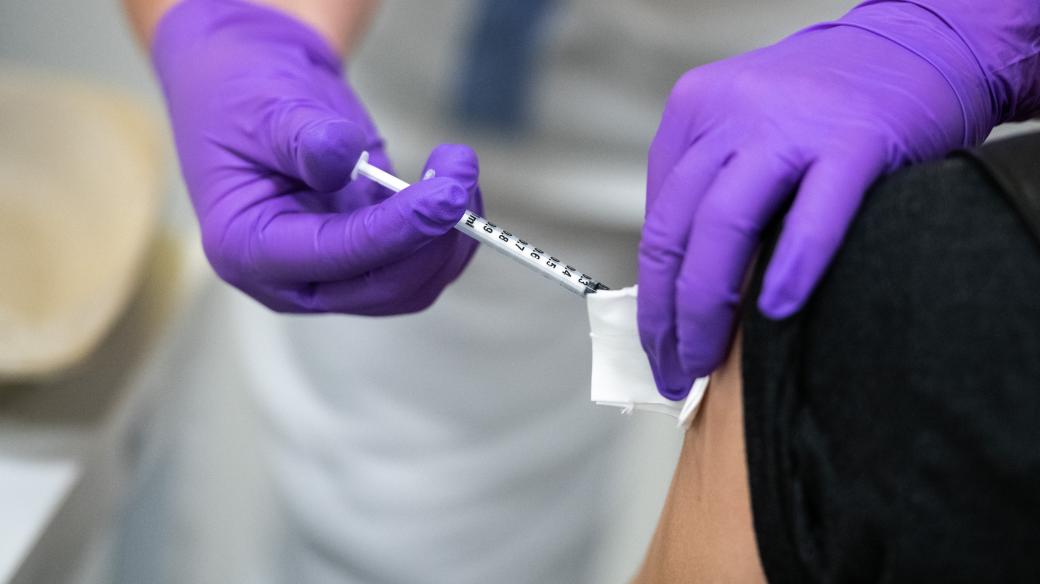 Od začátku očkování koncem prosince letošního roku bylo podle dat ministerstva zdravotnictví v metropoli podáno téměř 2,5 milionu dávek.