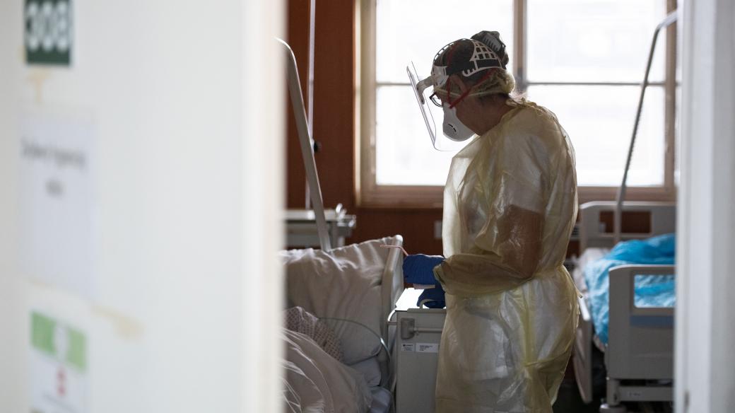 Zdravotní sestra na lůžkovém oddělení interny VFN, kde leží pacienti s covid-19.