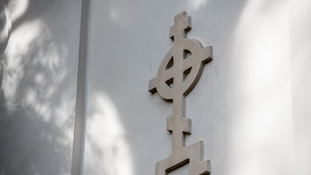 Podle Správy pražských hřbitovů pravoslavná církev poškozovala kryptu a z pietního místa si udělala sklad