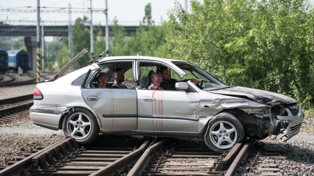 Správa železnic připravila v rámci kampaně Nepozornost zabíjí, simulovanou srážku vlaku s vozidlem se čtyřmi pasažéry.