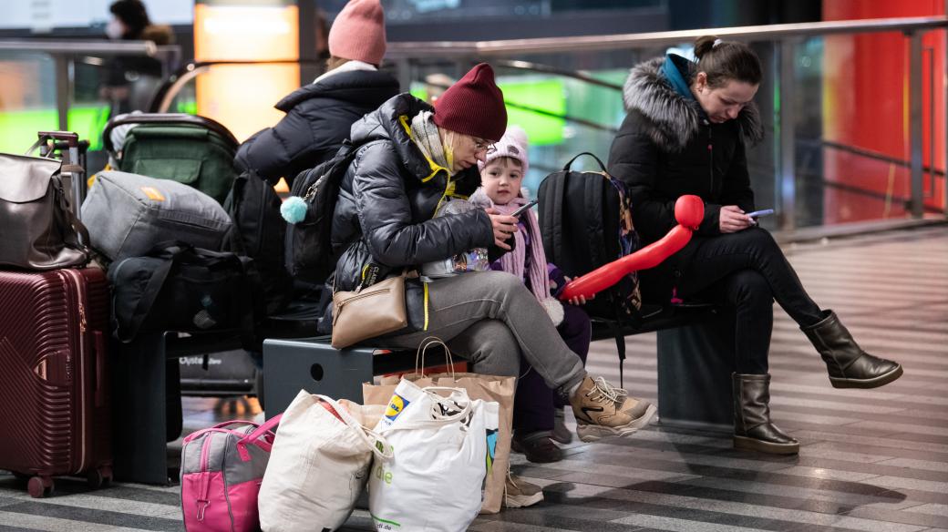 Ukrajinští uprchlíci na Hlavním nádraží v Praze.