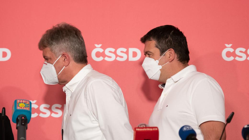 Lídři ČSSD odchází z tiskové konference.