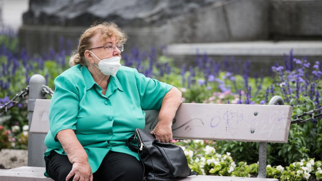 důchodkyně, respirátor, ilustrační foto