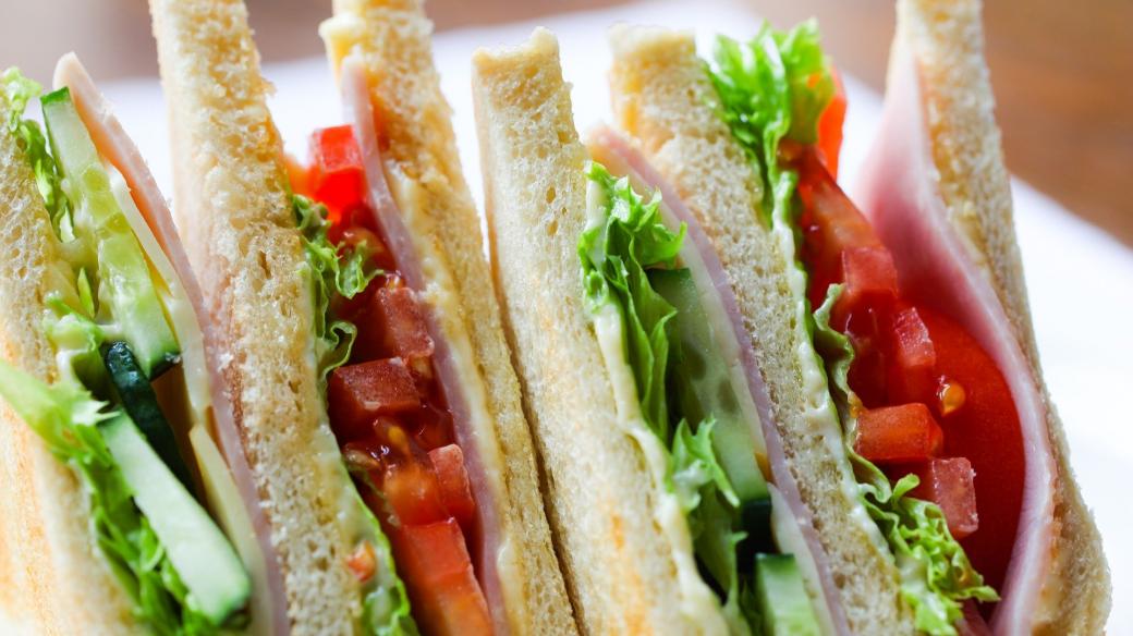 Podle prodejců roste poptávka po sendvičích, zdravých wrapech a hotových salátech