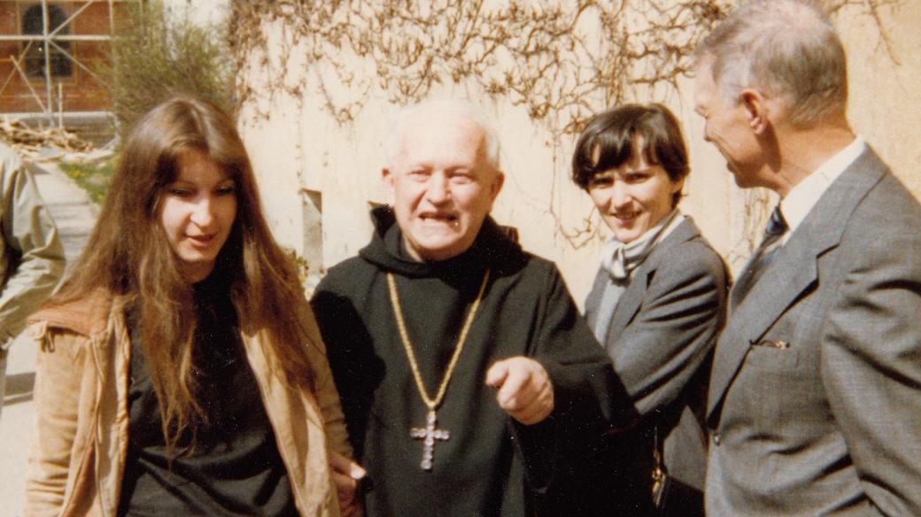 Setkání československých emigrantů v benediktinském klášteře. Dagmar Vokatá, Anastáz Opasek, Helena Medková a Ivan Medek. Rok 1983.