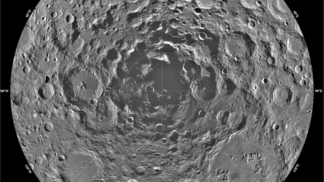 Mozaikový snímek jižního pólu Měsíce pořízený sondou NASA Clementine