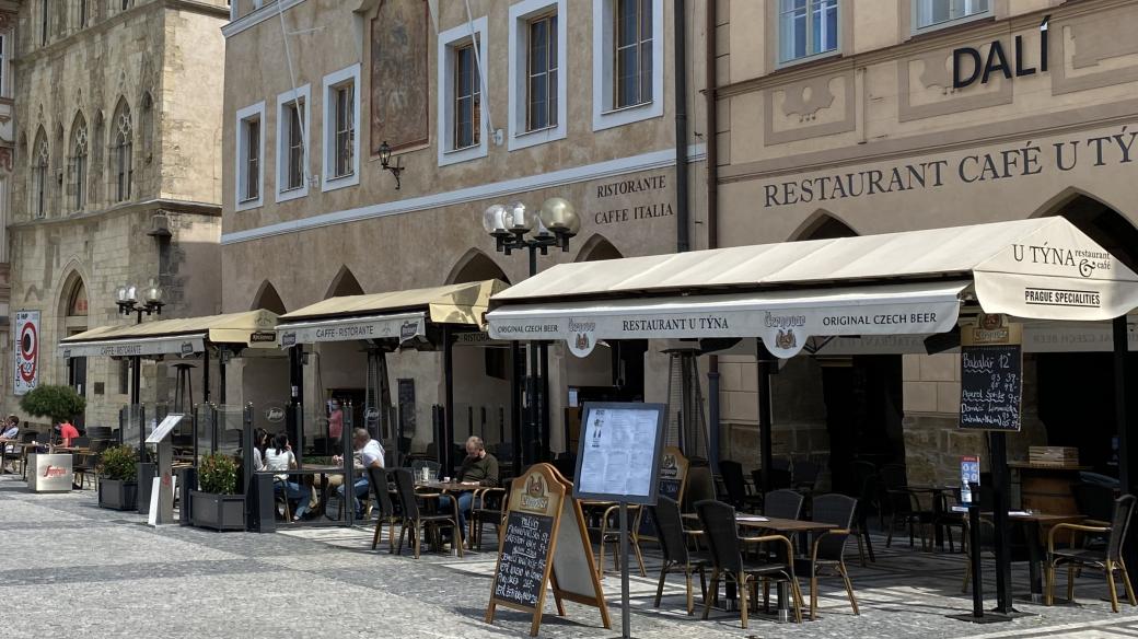 Staroměstské náměstí, centrum turistů a restaurace venku zejí prázdnotou