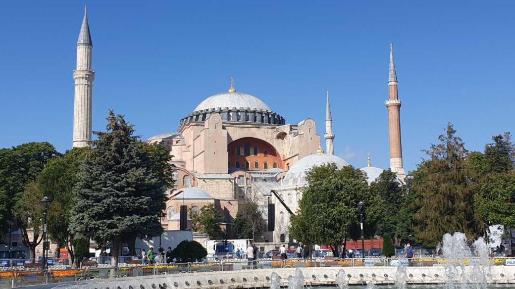 Dříve sloužil chrám Hagia Sofia jako muzeum, nyní bude fungovat i jako mešita